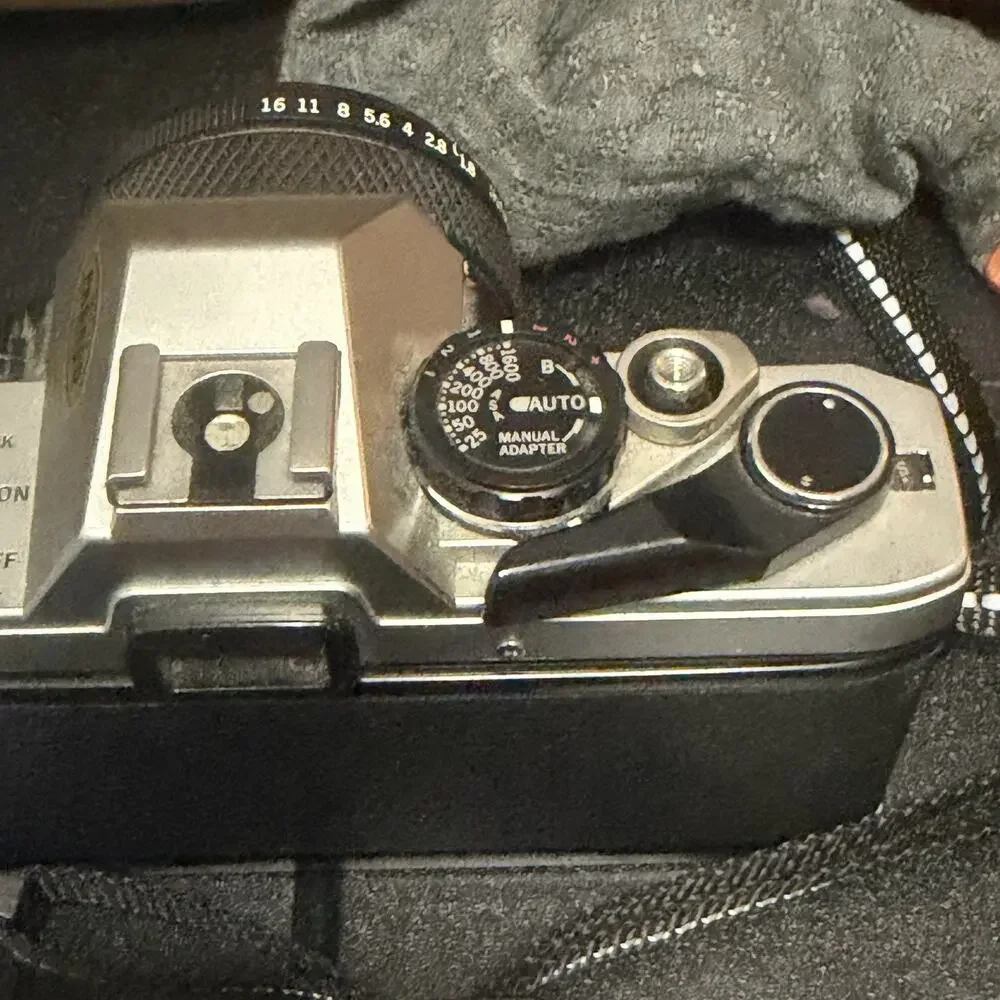 Working Olympus OM10 35mm Film Camera w/Zuiko 50mm f/1.8 Lens Extras Tarmac Bag